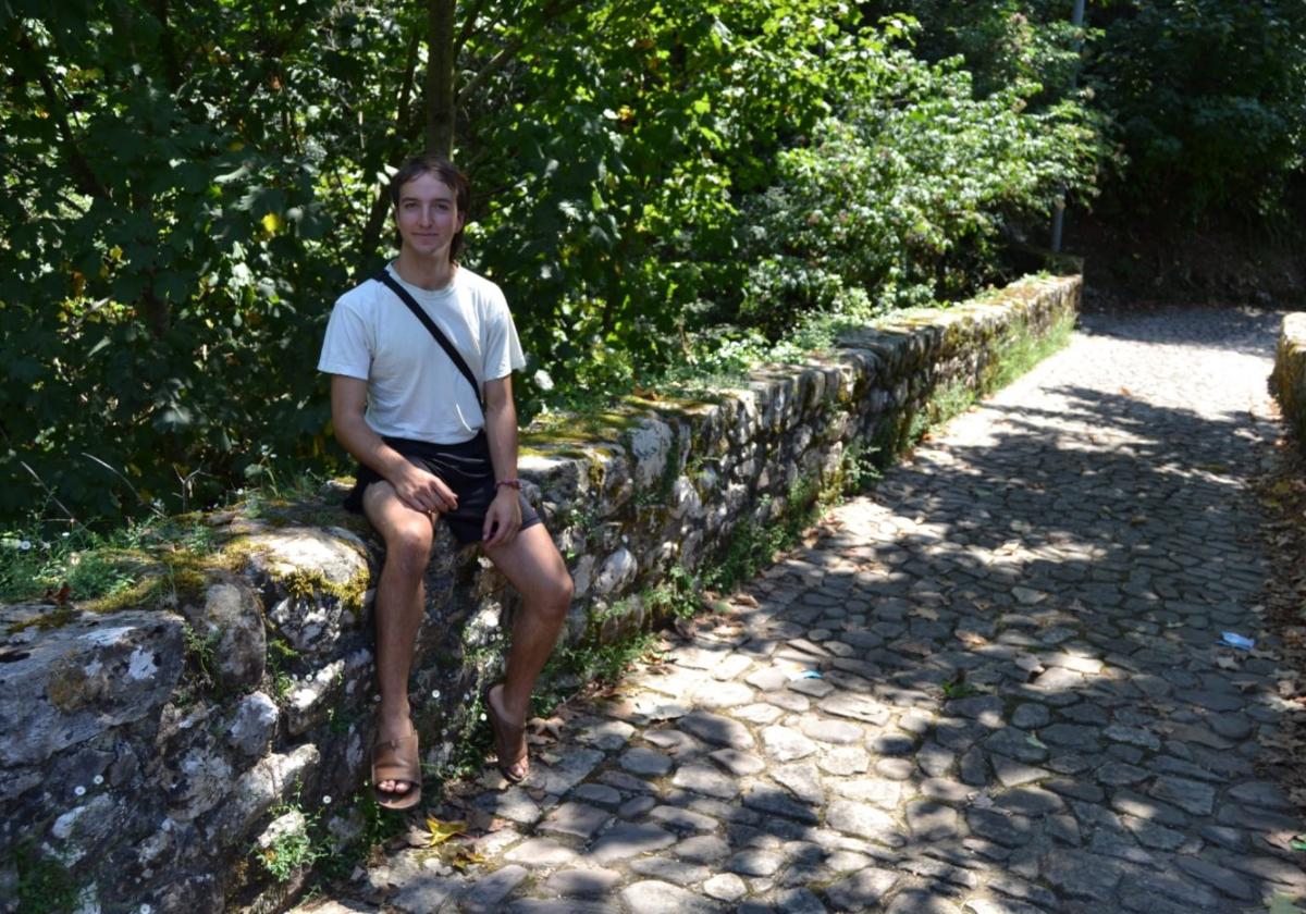 Hugo José Fernández del Campo en el Puente de Vieyu de Poo, punto de partida de su estudio.