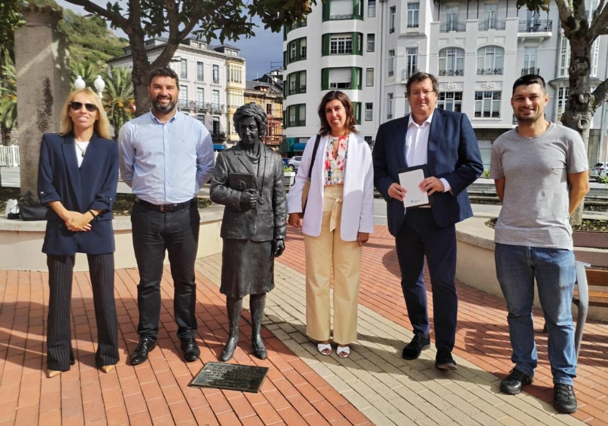 Beatriz Serrano, directora de Relaciones Institucionales de la Fundación; Óscar Pérez, Lucía Viñuela, Roberto Fernández, director General de la Fundación, e Ismael González.