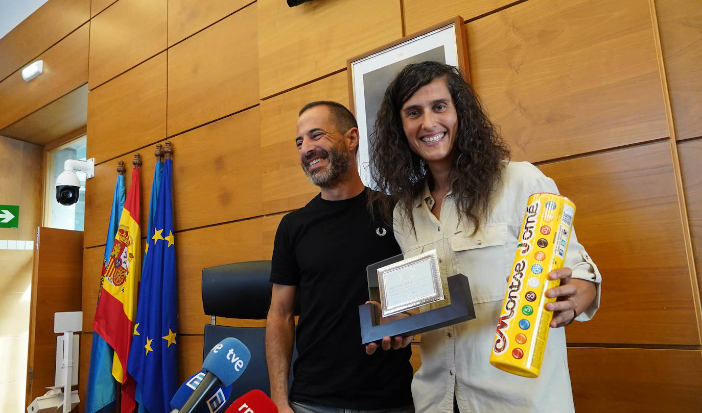 El alcalde de Siero, Angel García recibe en el Ayuntamiento a Montse Tomé, segunda entrenadora de la selección española de fútbol dias después de conseguir el Mundial de fútbol femenino.