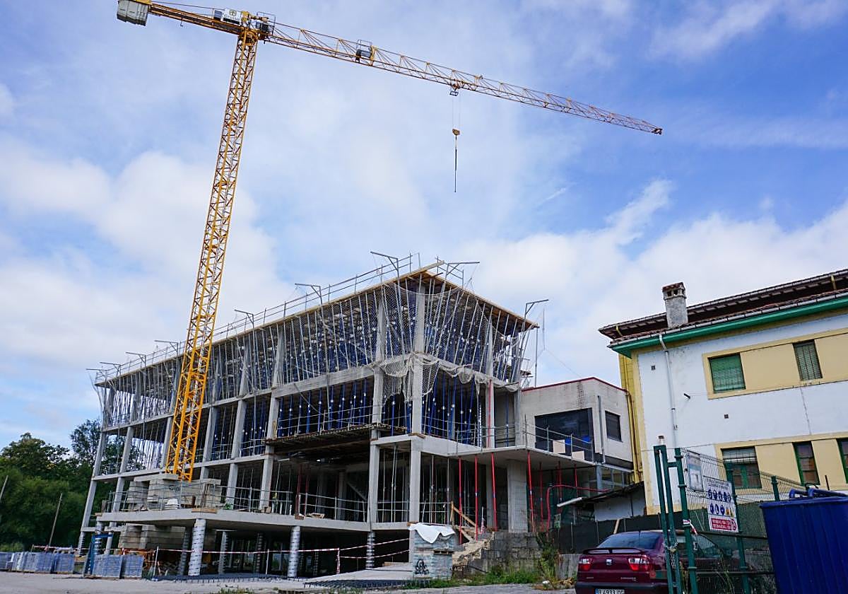 La construcción del nuevo ala del IES Rey Pelayo de Cangas de Onís avanza y es ya visible la estructura.