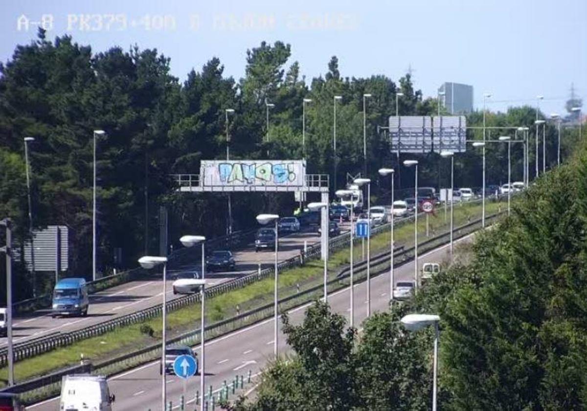 Colapso en la A-8 en Gijón por un accidente