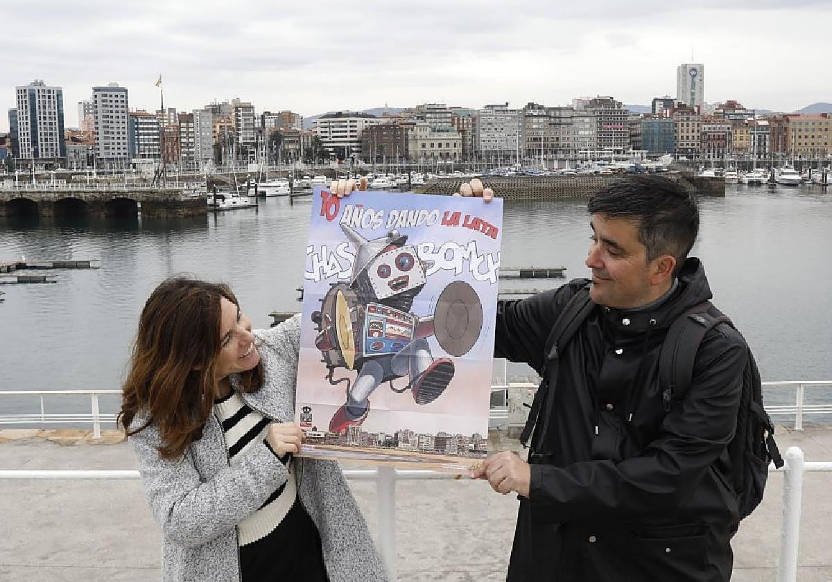 Los dueños de la editorial Hoja de Lata, Laura Sandoval y Daniel Álvarez, con un póster promocional.