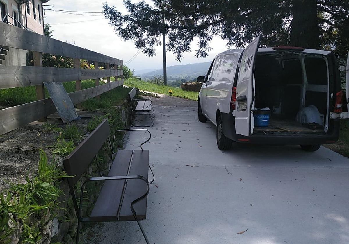 En las antiguas escuelas de Santa Eulalia, el Ayuntamiento ha instalado nuevos bancos y adecuado el acceso.