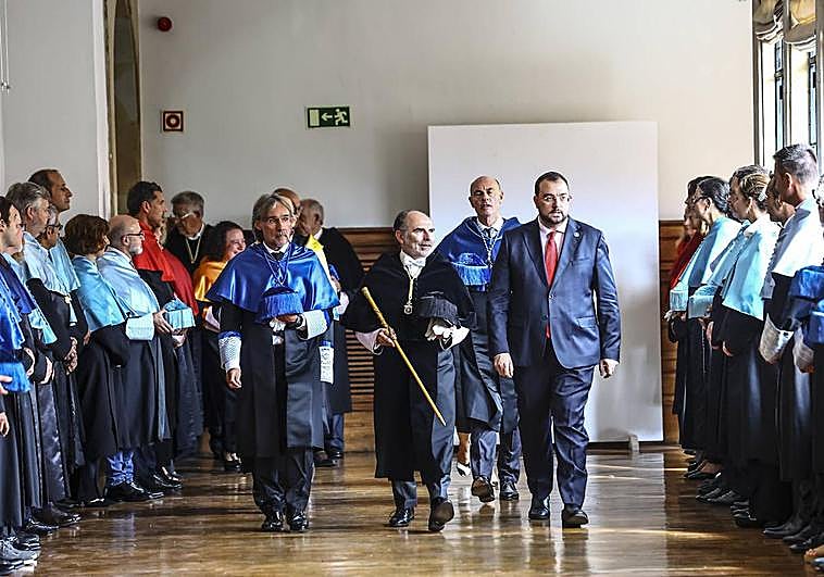 Acto institucional de inicio del curso universitario, con el rector Ignacio Villaverde y el presidente del Principado, Adrián Barbón.