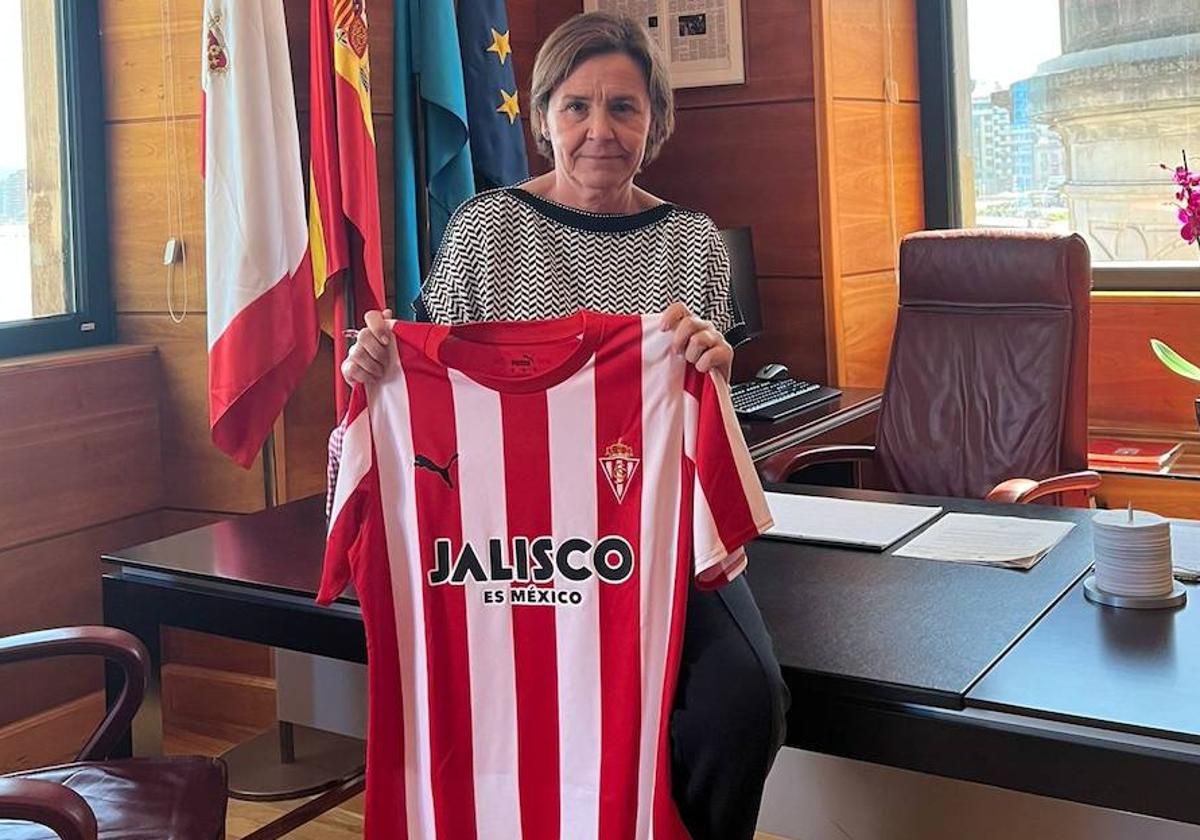 Carmen Moriyón, con una elástica del Sporting, en el Ayuntamiento gijonés.