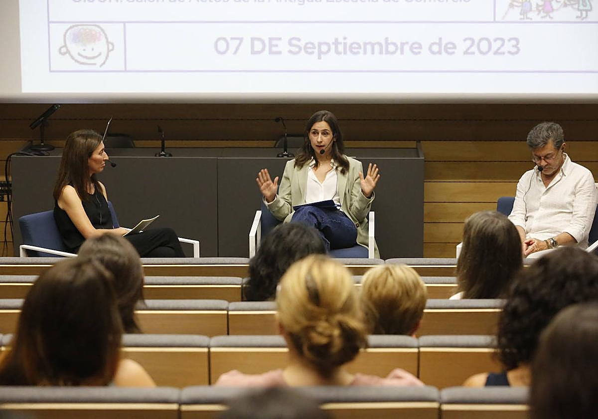 Una de las ponencias en la Escuela de Comercio, en Gijón.