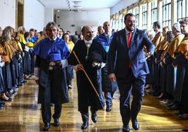 José Ramón Obeso, catedrático de Ecología; Ignacio Villaverde, rector de la Universidad, y Adrián Barbón, presidente del Principado, durante el desfile del acto de apertura del curso académico 2023-2024.