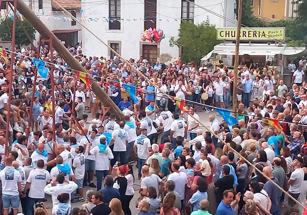 La plaza del Hospital se llenó para plantar la hoguera de La Blanca.