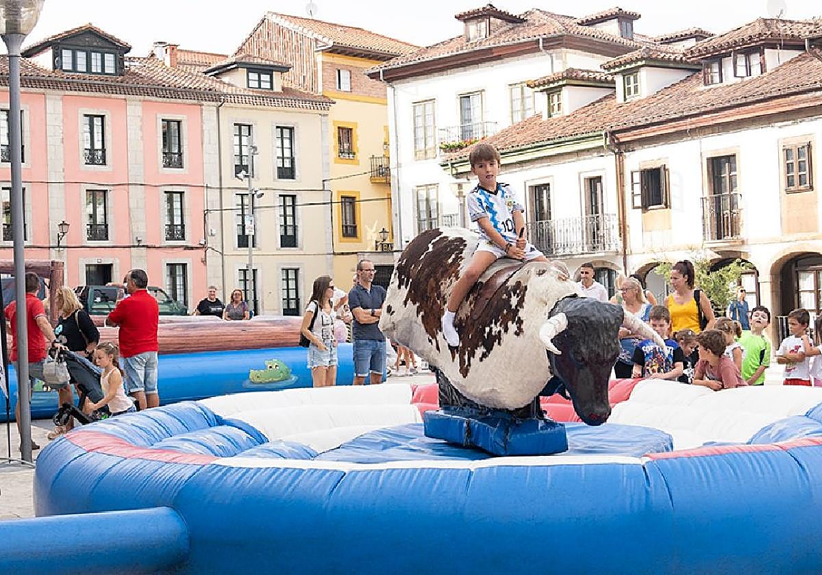 Se instalaron juegos infantiles frente a la colegiata de Pravia.