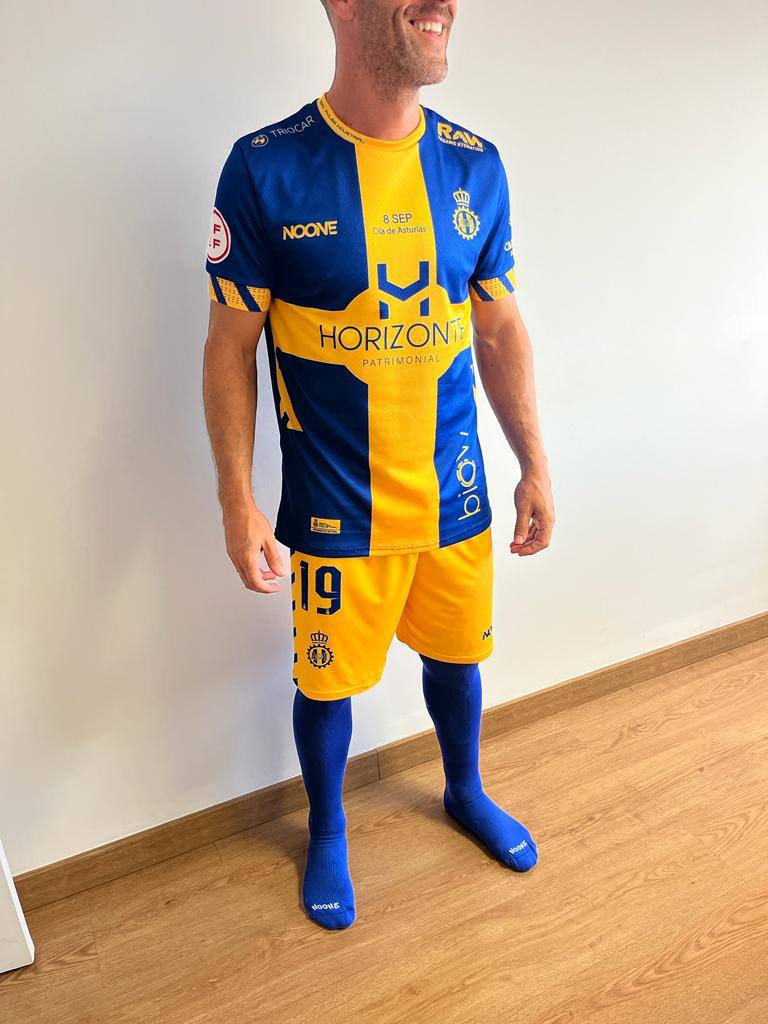 La equipación con la que jugará mañana el Avilés