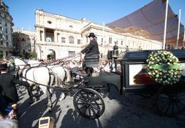 El coche de caballos que porta el féretro con los restos mortales de María Jiménez a la salida de la capilla ardiente situada en el Ayuntamiento de Sevilla.