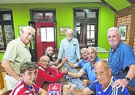 Rivales, no enemigos.Aficionados de la Peña Azul Laviana y de la Peña Sportinguista Canella ya adelantaron el derbi con un pulso en la Sociedad Cultural y Gastronómica La Pegarata.