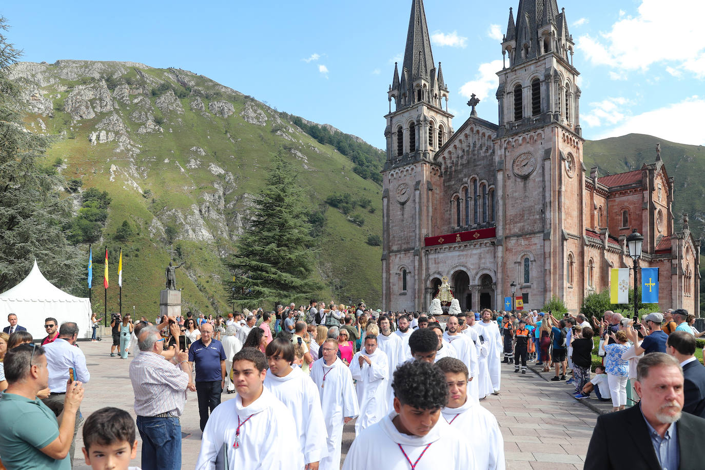 Reivindicación y tradición en la misa por la Santina