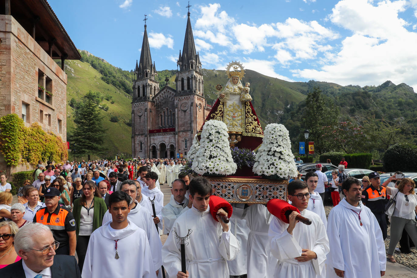 Reivindicación y tradición en la misa por la Santina