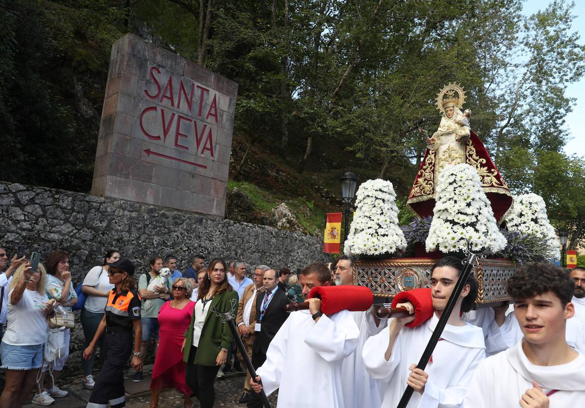 Reivindicación y tradición en la misa por la Santina