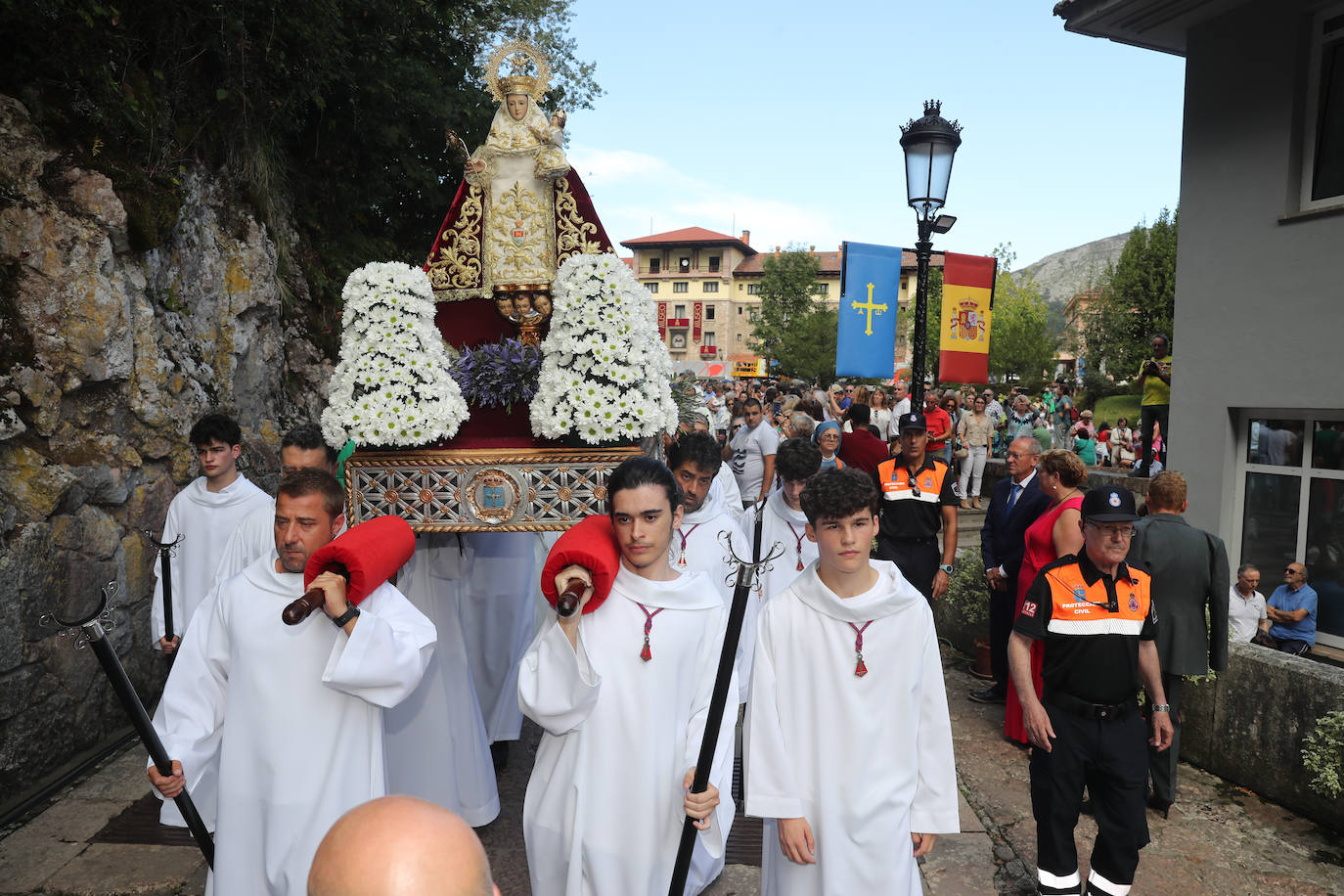 Reivindicación y tradición en la misa por la Santina