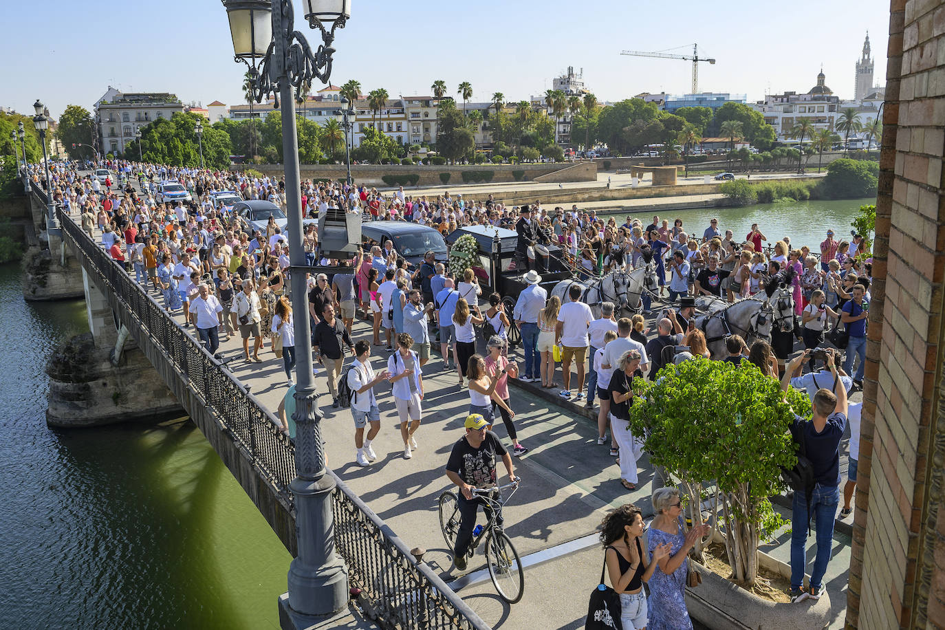 Multitudinario adiós a María Jiménez, una «artista inmortal»