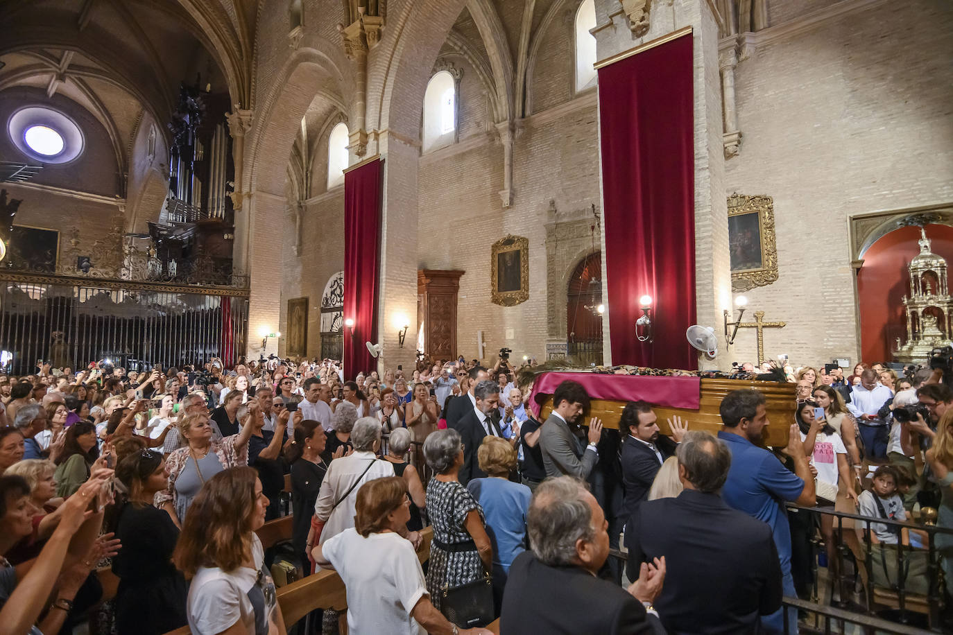 Multitudinario adiós a María Jiménez, una «artista inmortal»