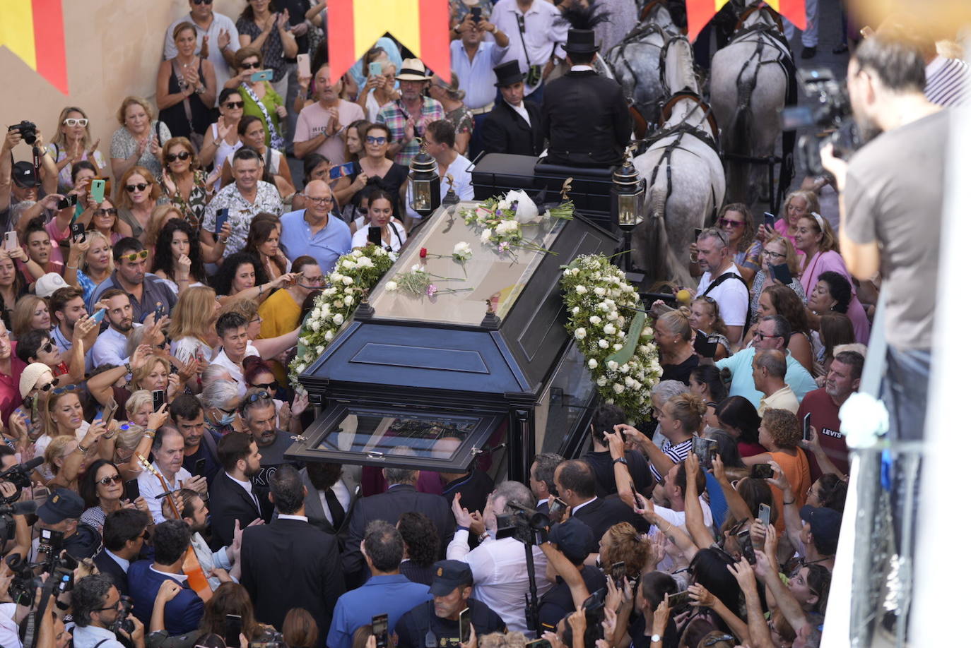 Multitudinario adiós a María Jiménez, una «artista inmortal»