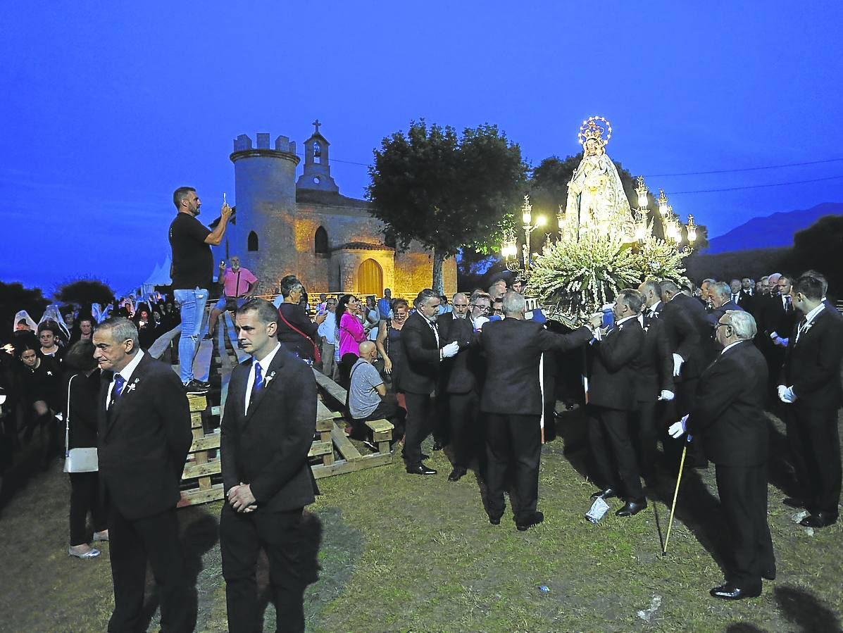 La Guía ilumina Llanes con su multitudinaria procesión