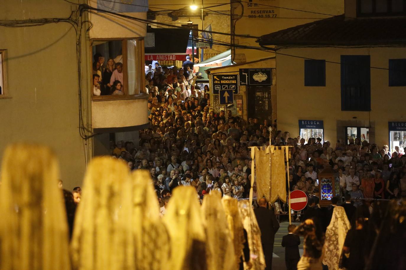 La Guía ilumina Llanes con su multitudinaria procesión