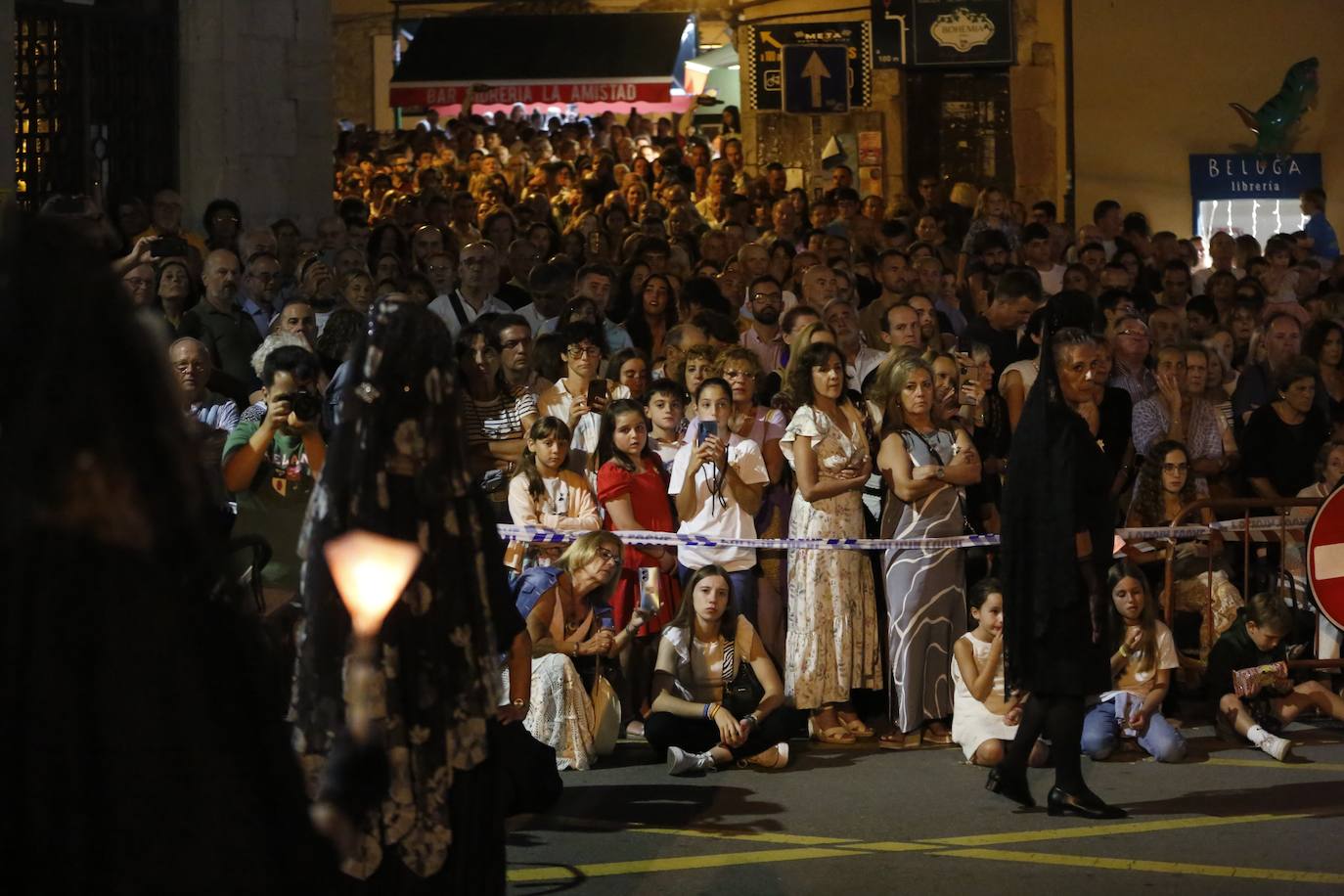 La Guía ilumina Llanes con su multitudinaria procesión