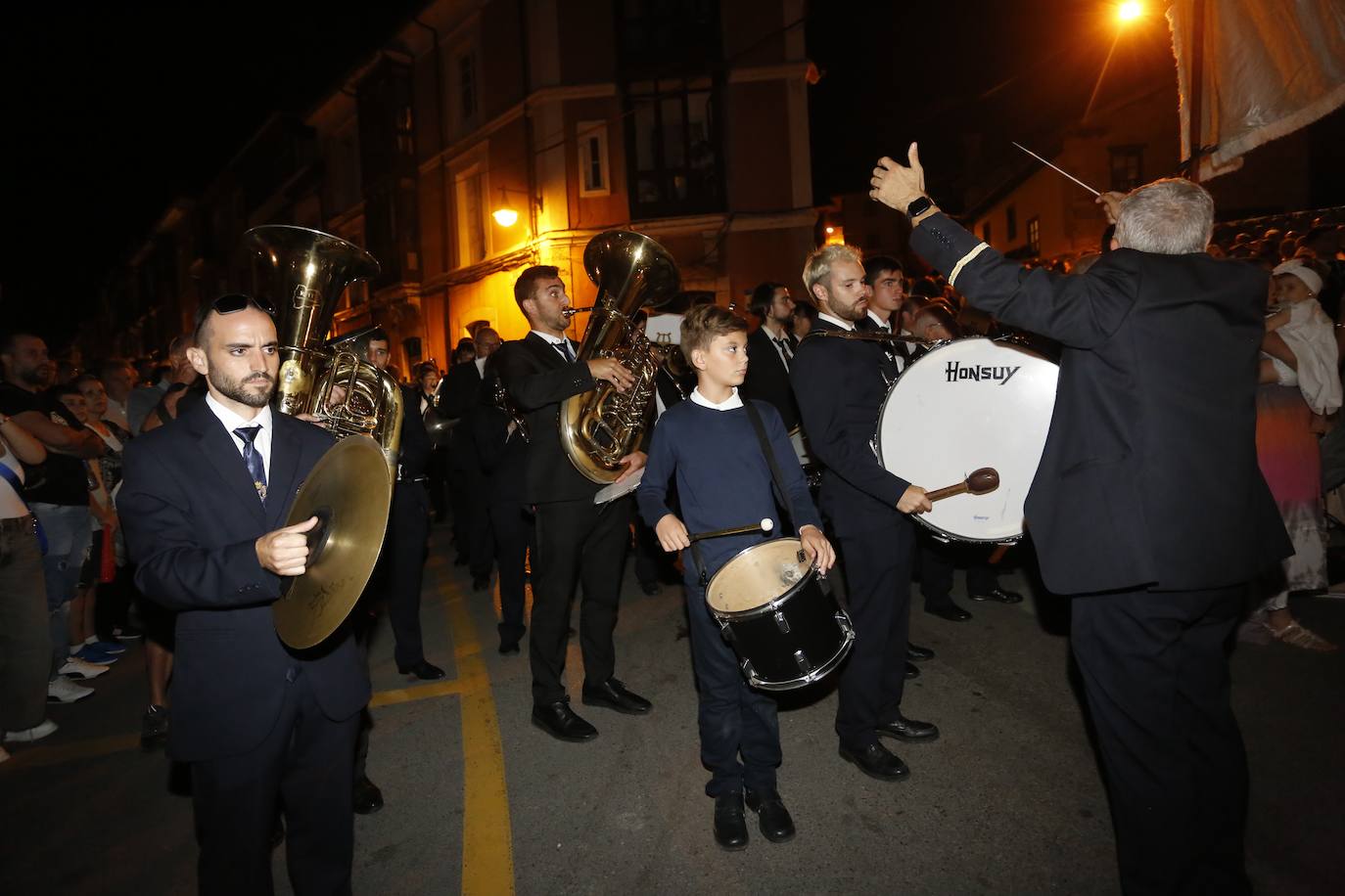 La Guía ilumina Llanes con su multitudinaria procesión