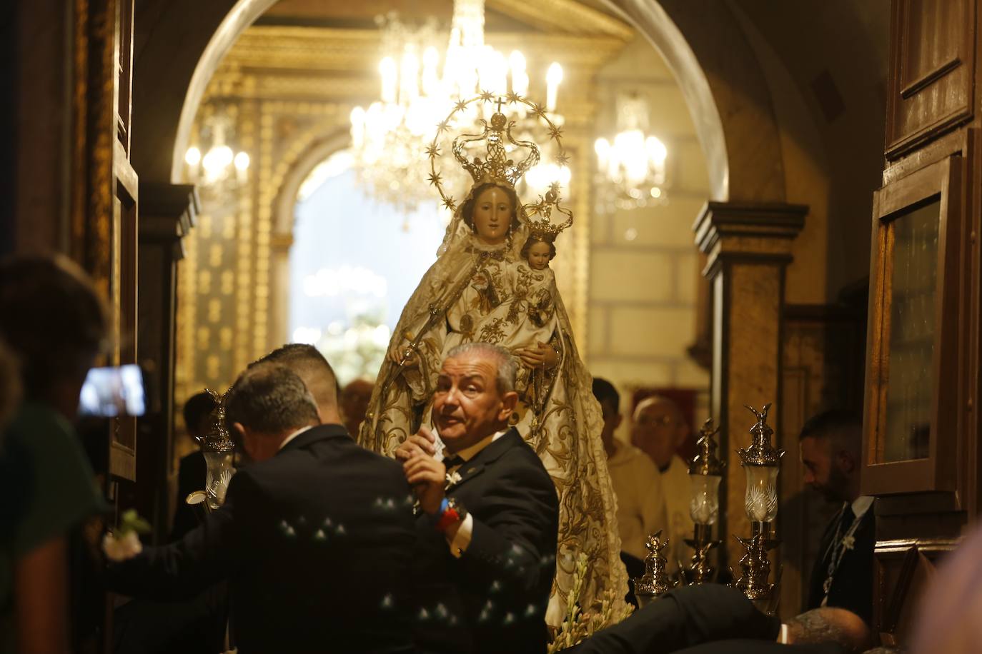 La Guía ilumina Llanes con su multitudinaria procesión