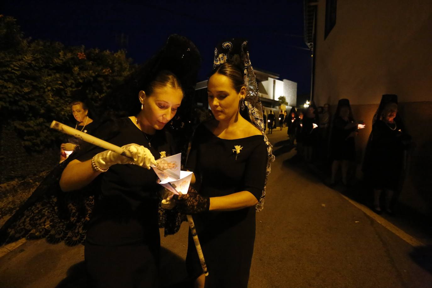 La Guía ilumina Llanes con su multitudinaria procesión