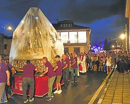 La lluvia no puede con la procesión del Ecce-Homo