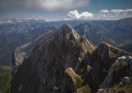 Cima del Tiatordos, con los Picos de Europa al fondo y la impresionante pared este de esta mole en primer plano