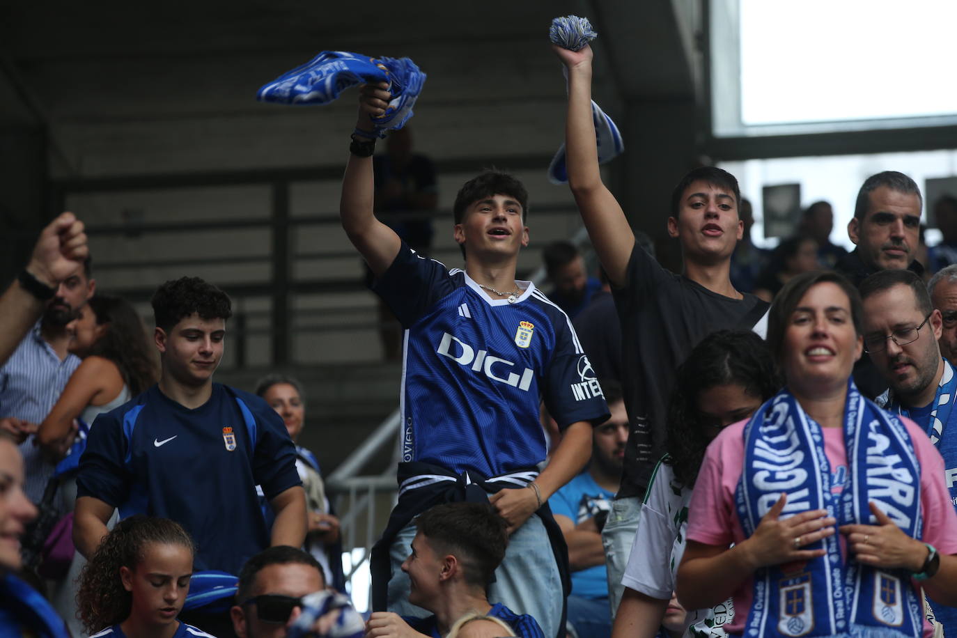 ¿Estuviste viendo el Oviedo - Sporting en el Tartiere? ¡Búscate en las fotos!