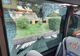 Revientan la luna del autobús del Sporting a su llegada a Oviedo