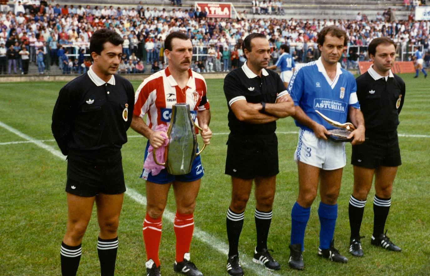 Los capitanes Cundi y Vili flanquean al cántabro Díez Agüero.