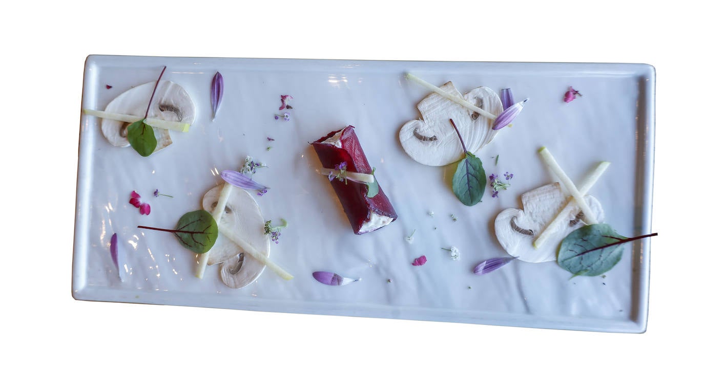 Raviolis fríos de remolacha, massimo de Rey Silo, champiñones y manzana.