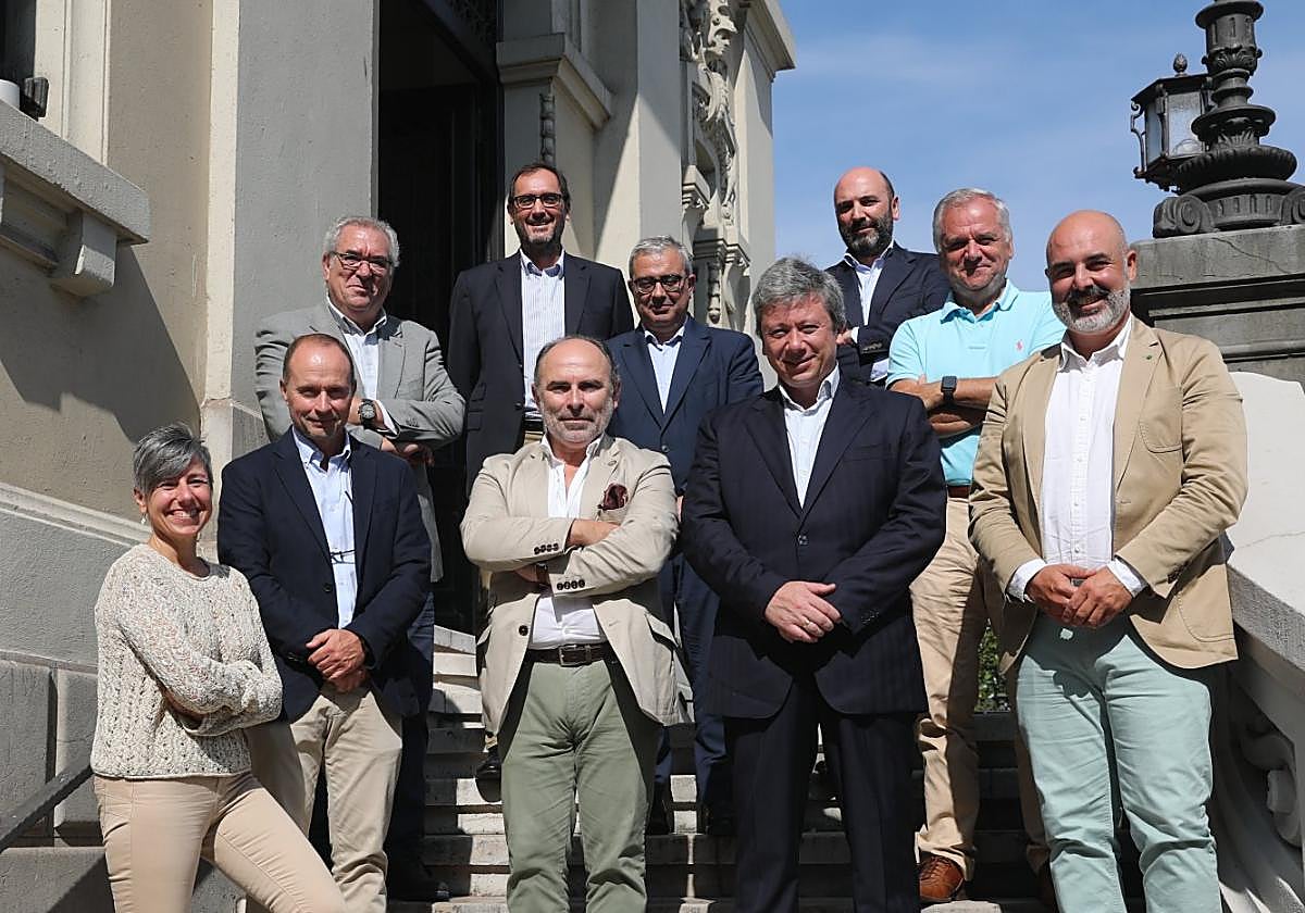 Por la izquierda, primera fila, Cristina Tuero, Mario Fernández Fraga, Ignacio Villaverde, Juan Manuel Navarro y Miguel Ángel Acero. Detrás, José María Urbano, Íñigo Felgueroso, Marcelino Gutiérrez, Diego Oliveira y Guillermo Ulacia.