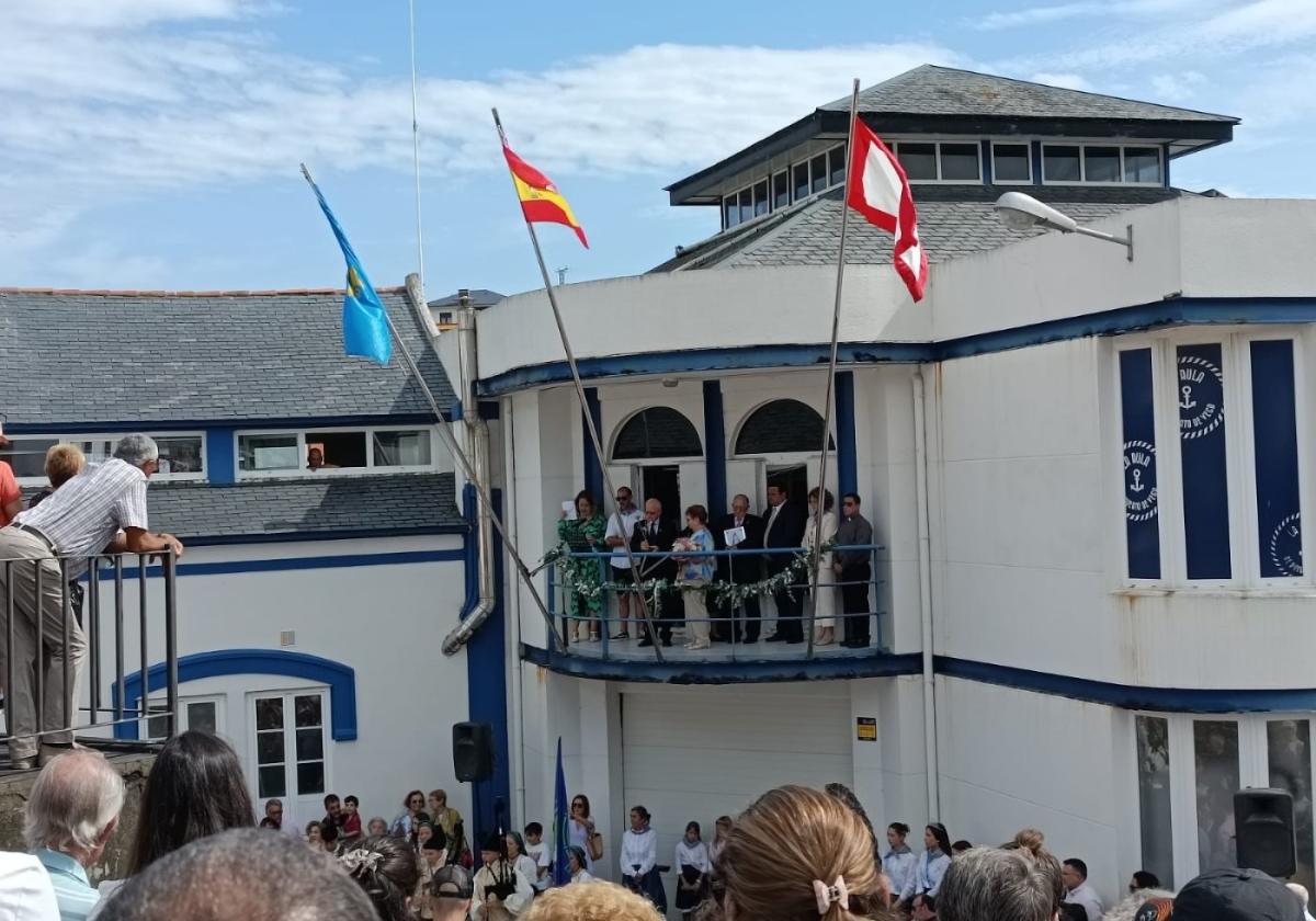 El nuevo 'mayordomo' de Puerto de Vega, en el balcón, tras la lectura del pregón.