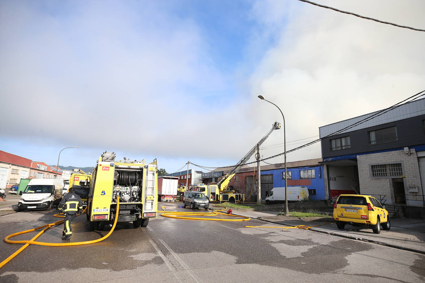 Amplio despliegue por un incendio en el polígono de Asipo, en Llanera