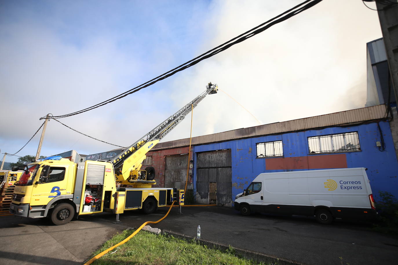 Amplio despliegue por un incendio en el polígono de Asipo, en Llanera