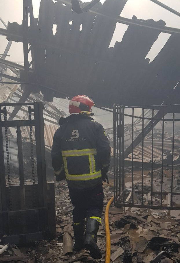 Amplio despliegue por un incendio en el polígono de Asipo, en Llanera