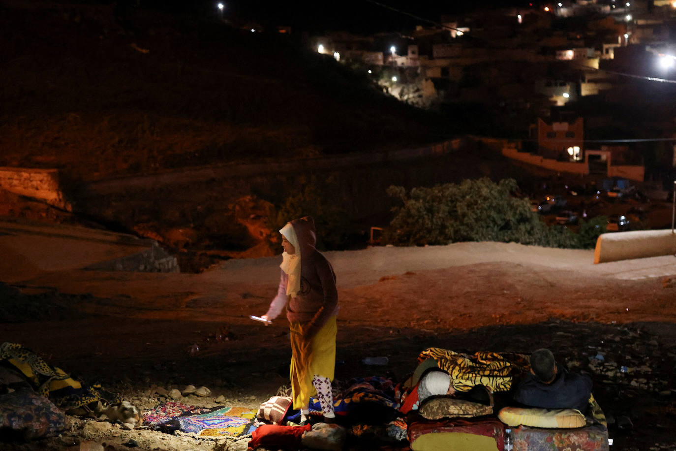 Segunda noche al raso por un terremoto que lo ha devastado todo