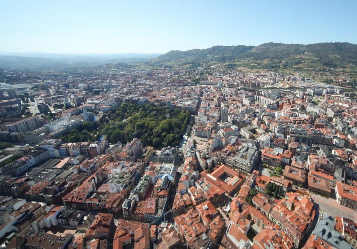 Una vista aérea del Campo de San Francisco con el Oviedo Antiguo a la derecha y a la izquierda, la plaza de España y Buenavista con el Palacio de Congresos y Exposiciones..