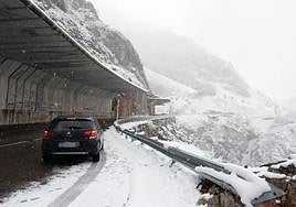 Una de las viseras antialudes existentes en la parte alta del puerto de San Isidro, en Aller.