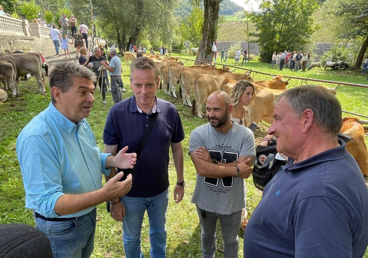 El alcalde y el consejero de Medio Rural conversan con ganaderos.