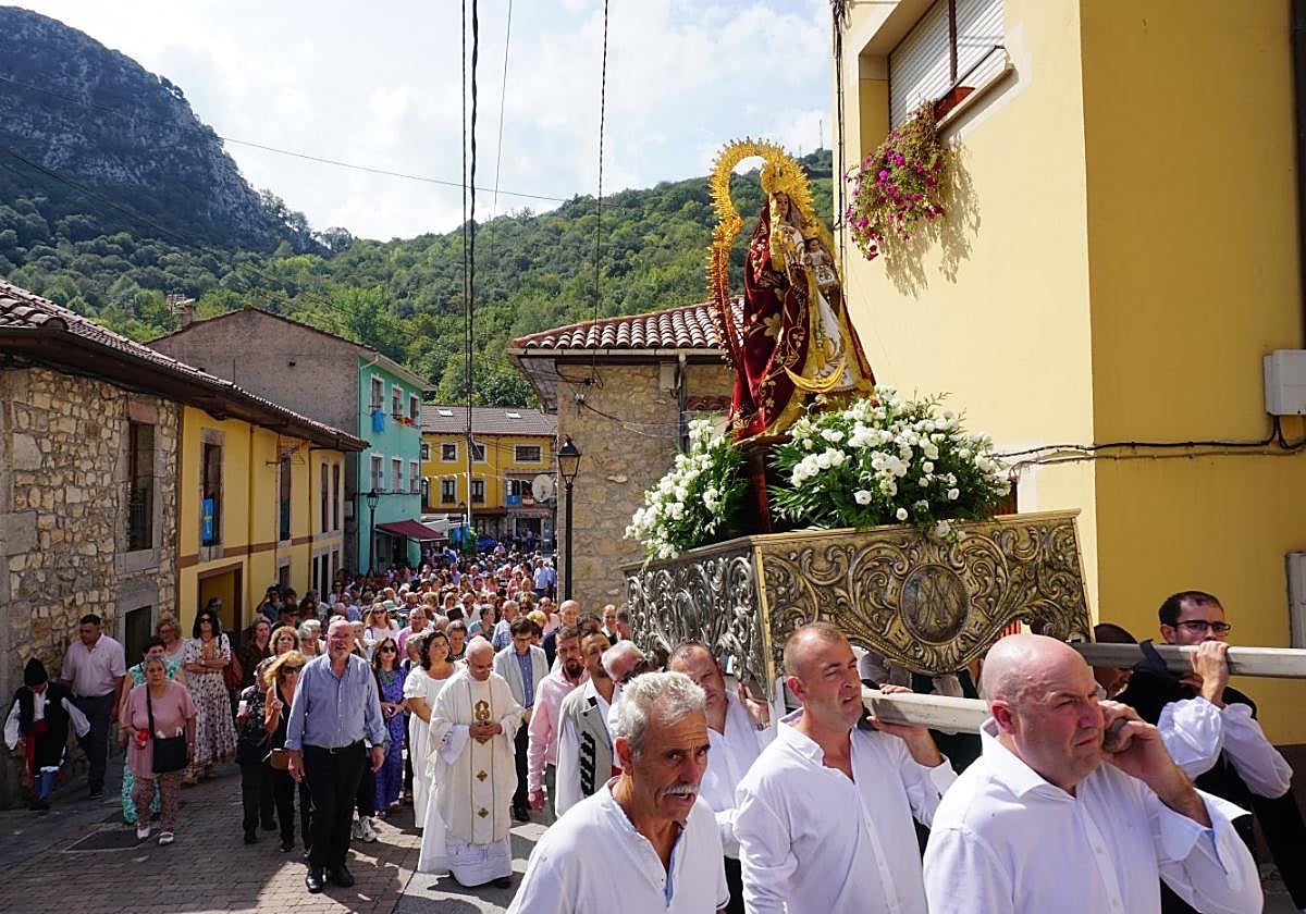 La imagen de la Virgen de la Salud procesionó seguida por una multitud de vecinos y fieles.