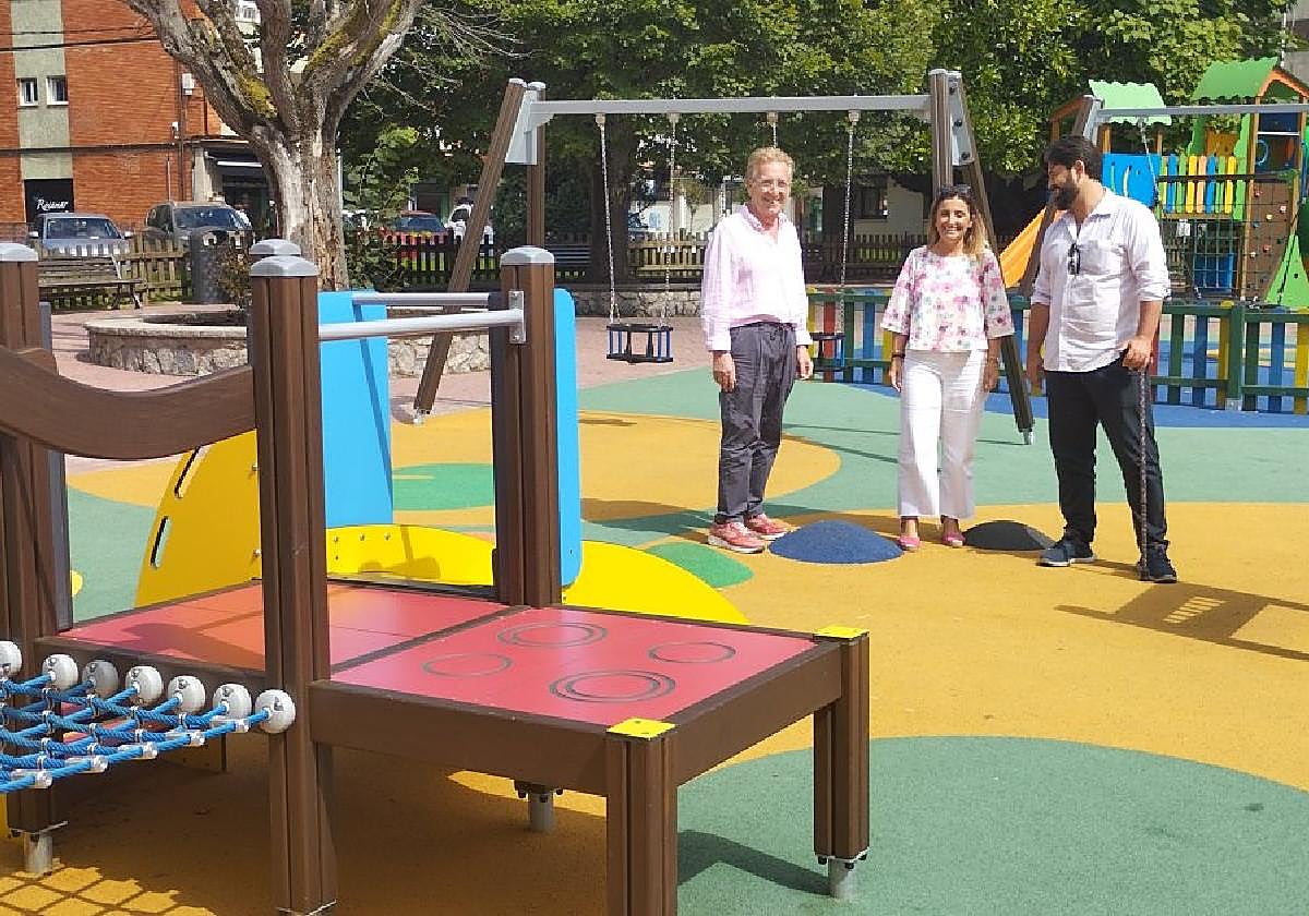 Tomás Antuña, Mónica Remis y Enrique Riestra, en el parque.