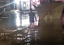 La lluvia anega Pola de Siero: «Llegaba el agua por las rodillas»