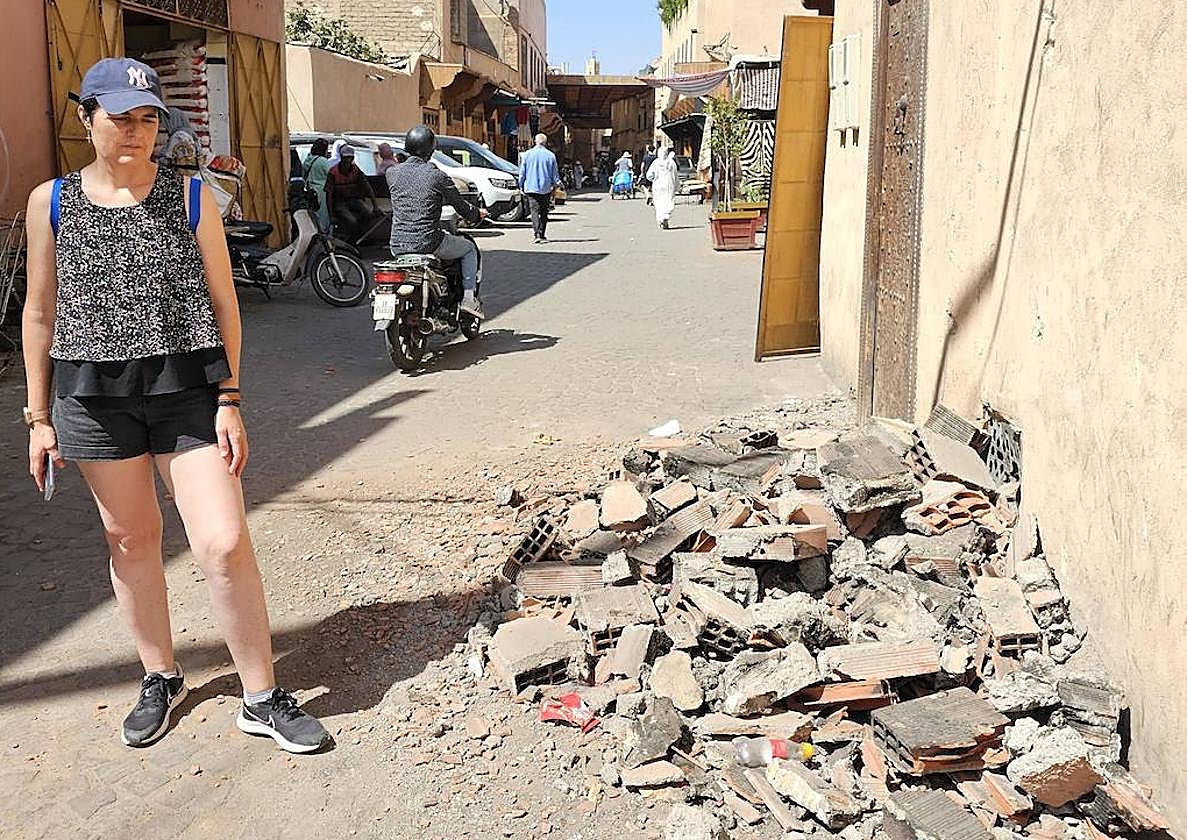 Aranzazu Suárez, en Marrakech, mira cascotes caídos de una fachada .