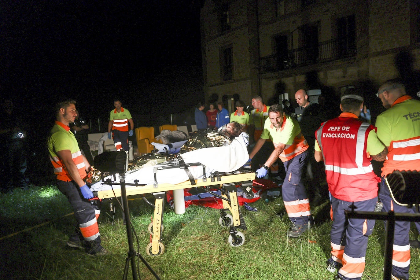 Las imágenes del incendio que asoló de madrugada una residencia de Leceñes