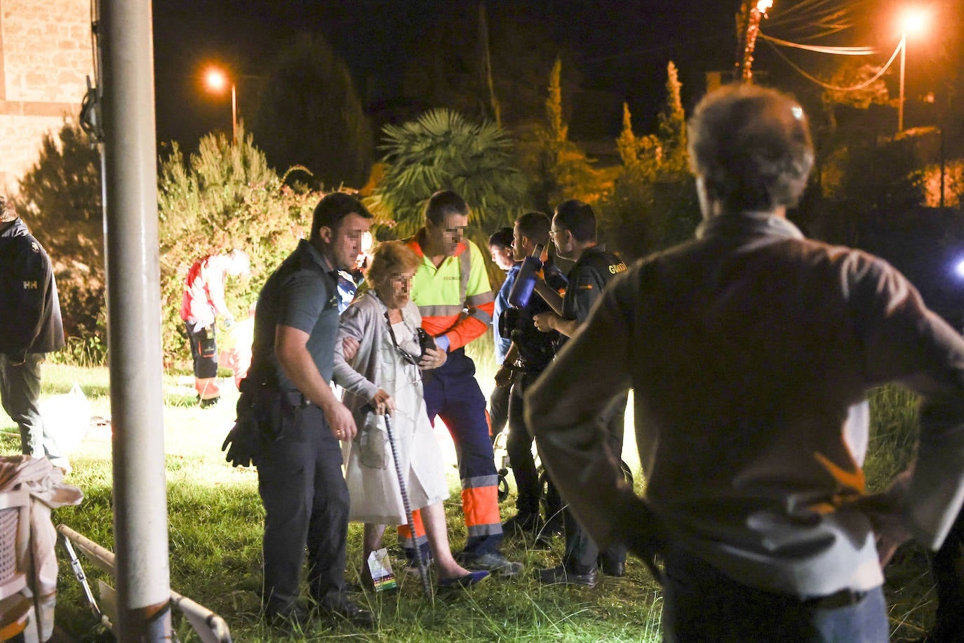 Las imágenes del incendio que asoló de madrugada una residencia de Leceñes